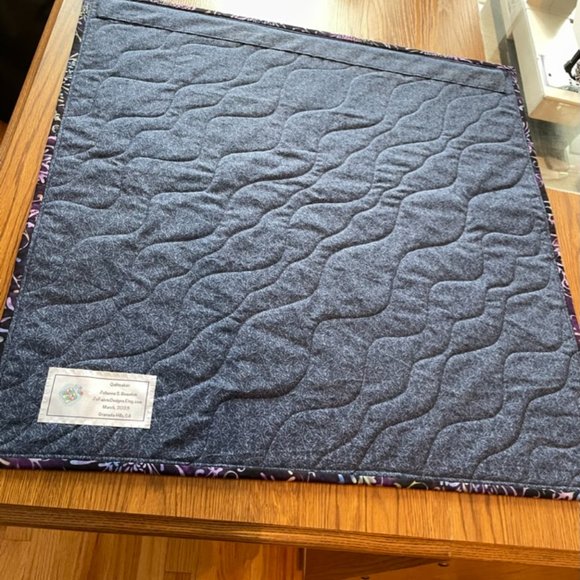 Handmade Batik quilt wall hanging or table topper - Picture 6 of 16